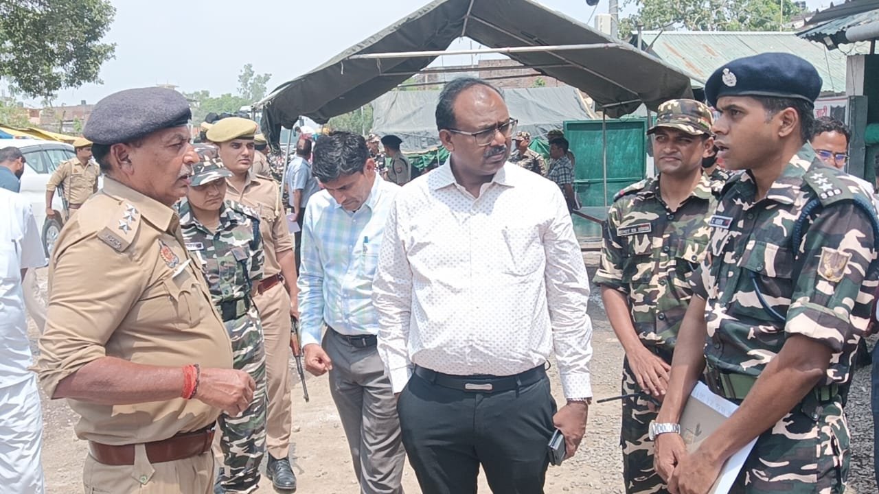 डीएम व एसपी ने  अंतर्राष्ट्रीय सीमा का किया निरीक्षण, दिए आवश्यक निर्देश।