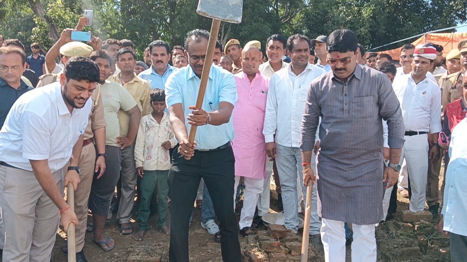 जिलाधिकारी, मुख्य विकास अधिकारी व विधायक नौतनवा द्वारा किया गया रोहिण नदी को पुनर्जीवित करने के कार्य का शुभारंभ