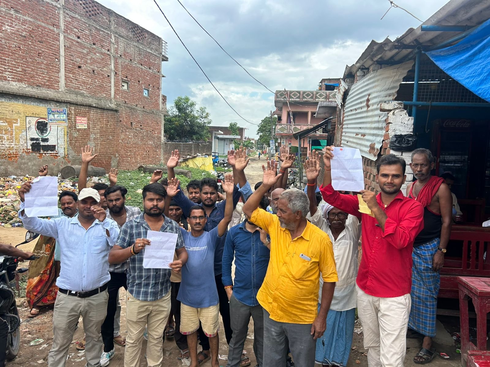 हरपुर तिवारी में सड़क पर जलजमाव व कीचड़ से परेशान ग्रामीणों ने धान रोप कर किया प्रदर्शन