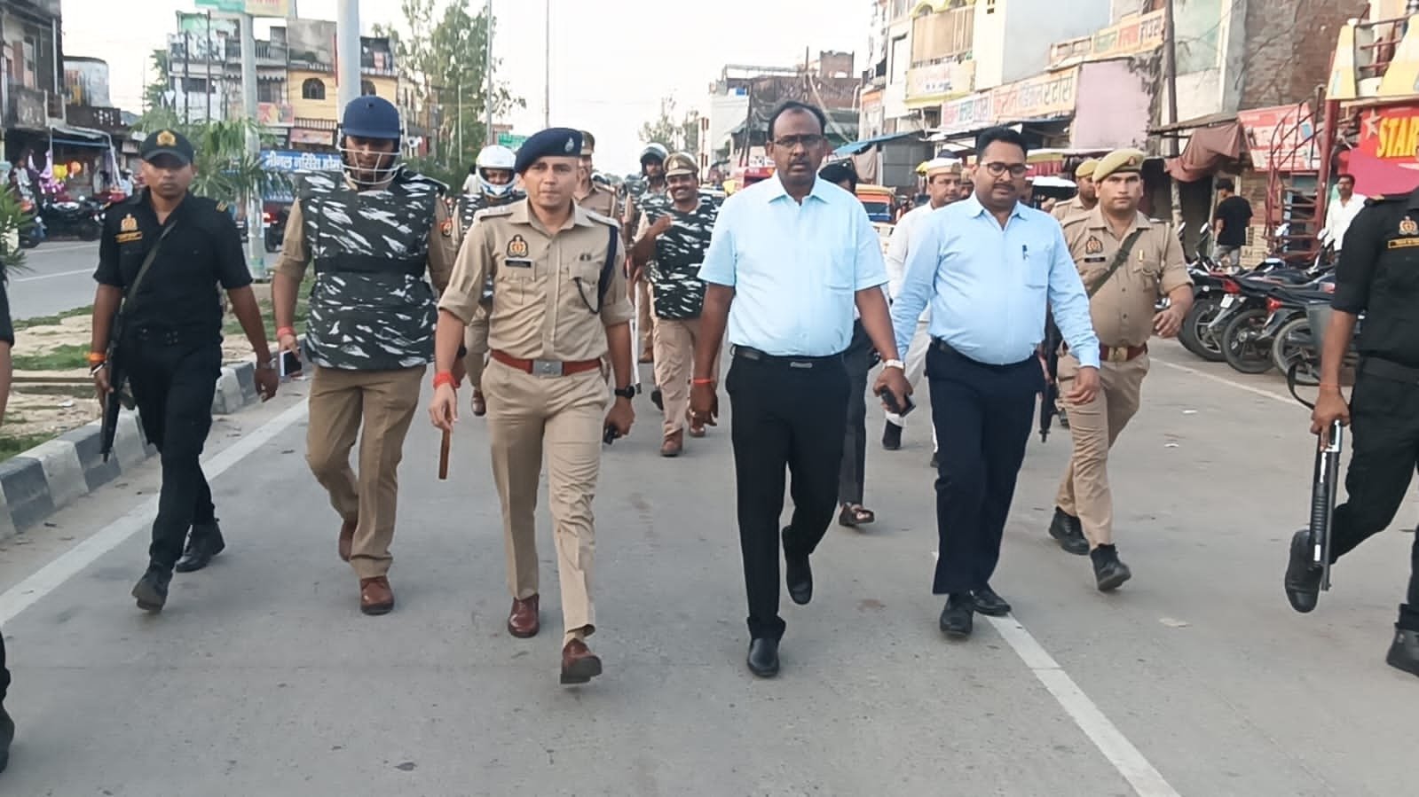 डीएम एवं एसपी ने मुहर्रम के दृष्टिगत  पैदल मार्च कर लोगों को कराया सुरक्षा का एहसास