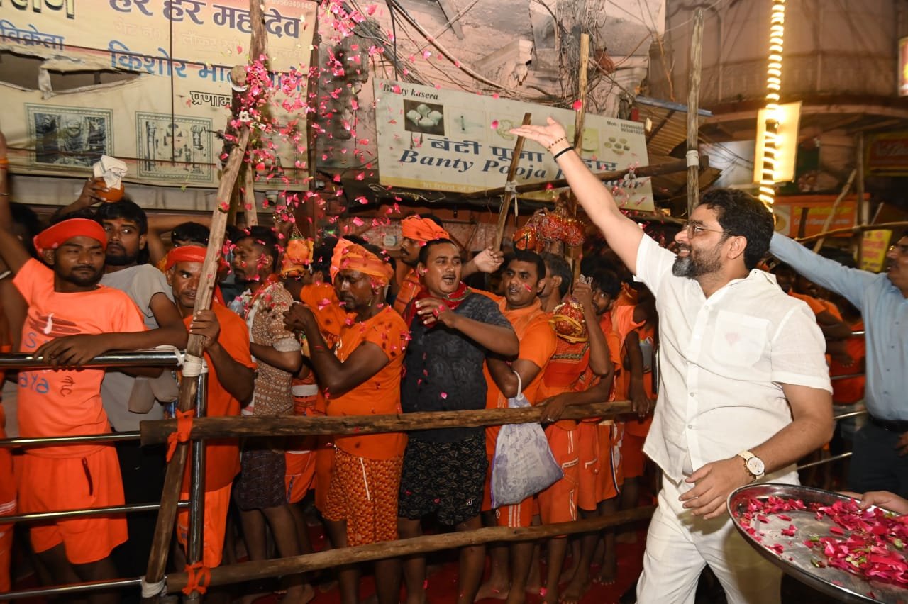 श्रावण के प्रथम सोमवार शिव भक्तो का  फूलो से हुआ स्वागत
