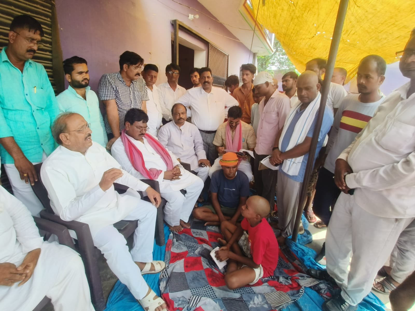 चिऊरहां दलित मासूम हत्याकांड : पूर्व मंत्री सुशील टिबड़ेवाल पहुंचे पीड़ितों से मिलने, नगर पालिका में नौकरी देने का ऐलान
