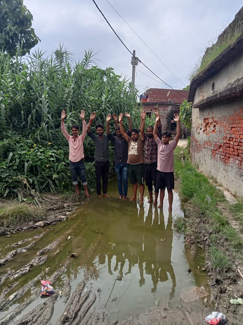 जल निकासी की समस्या से जूझ रहे ग्रामीण ने किया जोरदार प्रदर्शन