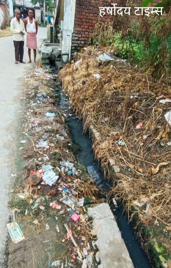 नाली क्षतिग्रस्त होने से घरों का गंदा पानी सड़क पर, संक्रमण का खतरा
