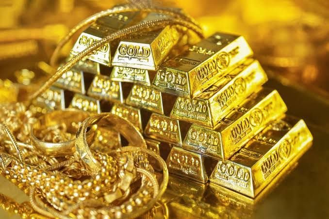 सोना पहली बार 1.05 लाख के पार, चांदी भी उछली