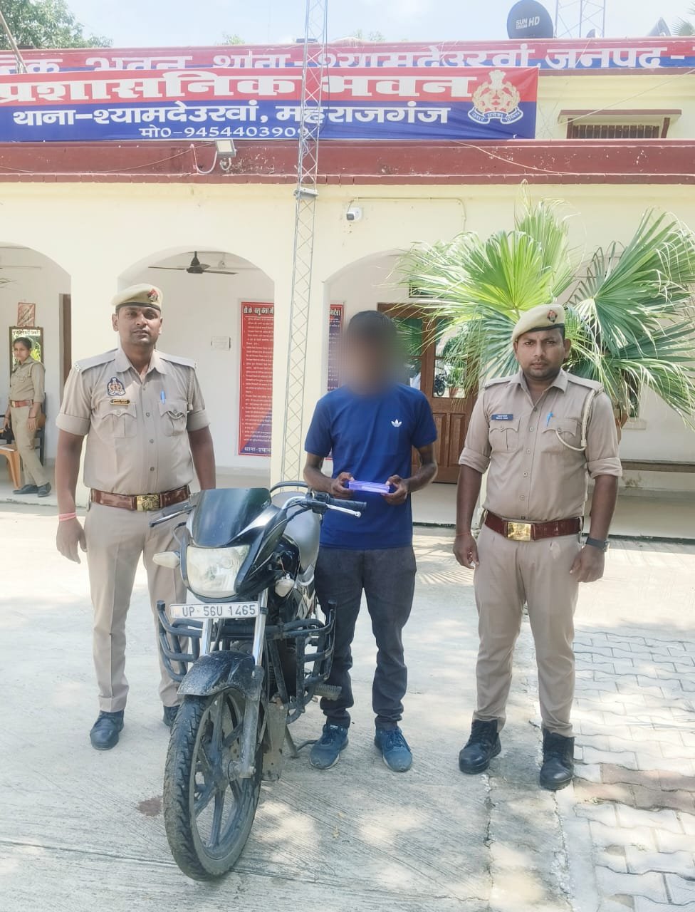 पुलिस ने बाइक चोर को दबोचा,चोरी की मोटरसाइकिल व नकदी बरामद