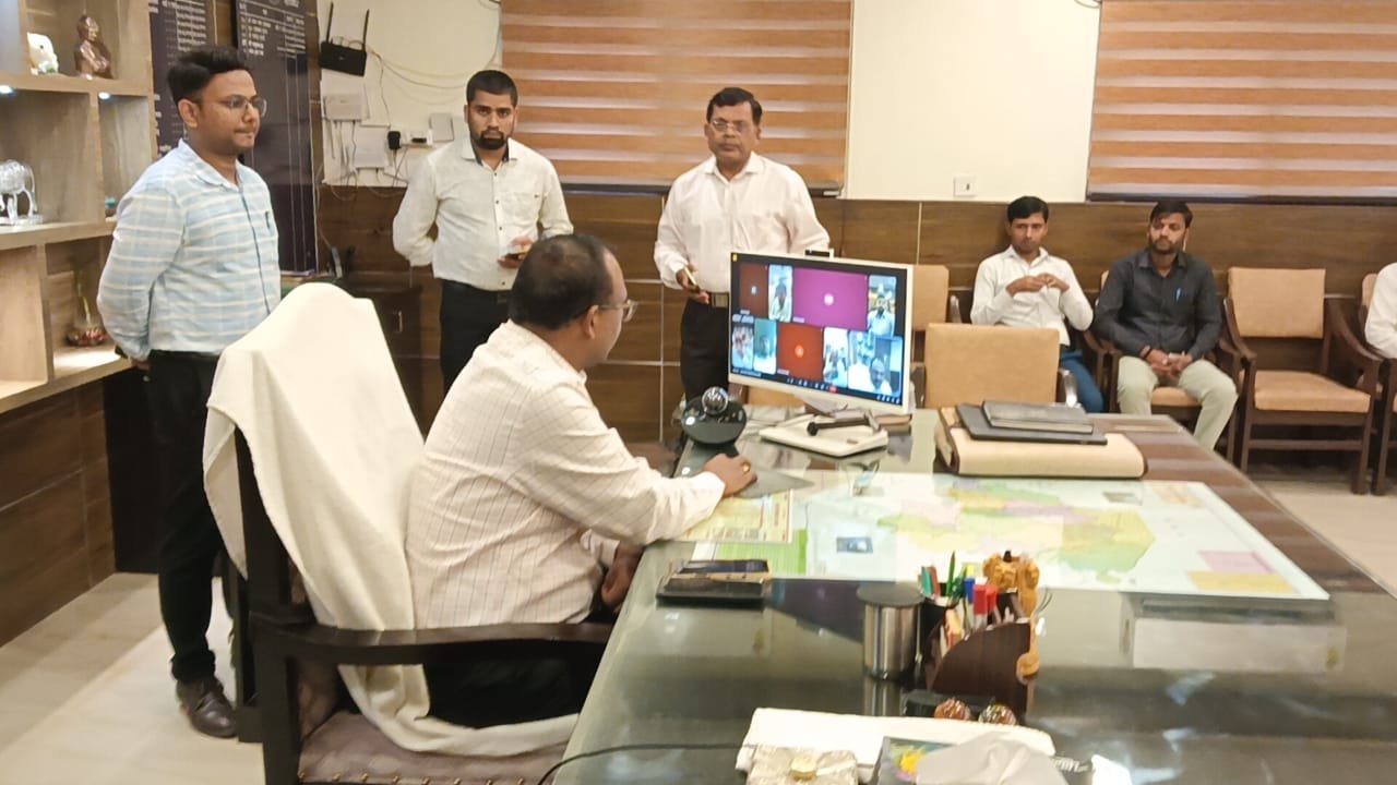 डीएम ने किया अचानक  उपस्थिति जांच,अधिकारियों-कर्मचारियों में मचा हड़कंप