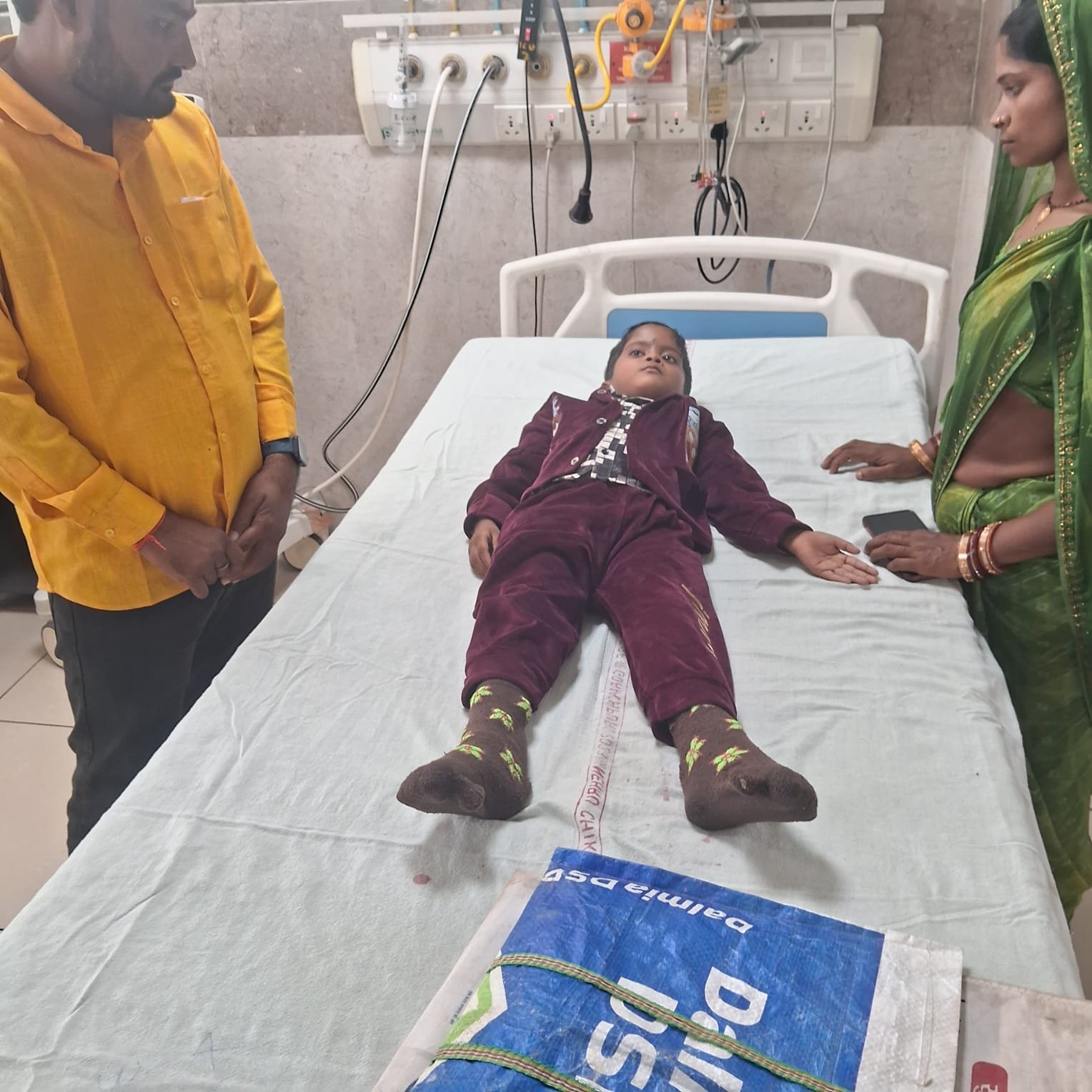 अड्डा बाजार के दो मसीहा: रंजन और पंकज त्रिपाठी ने उठाया बीमार मासूम का इलाज, बनी मानवता की मिसाल