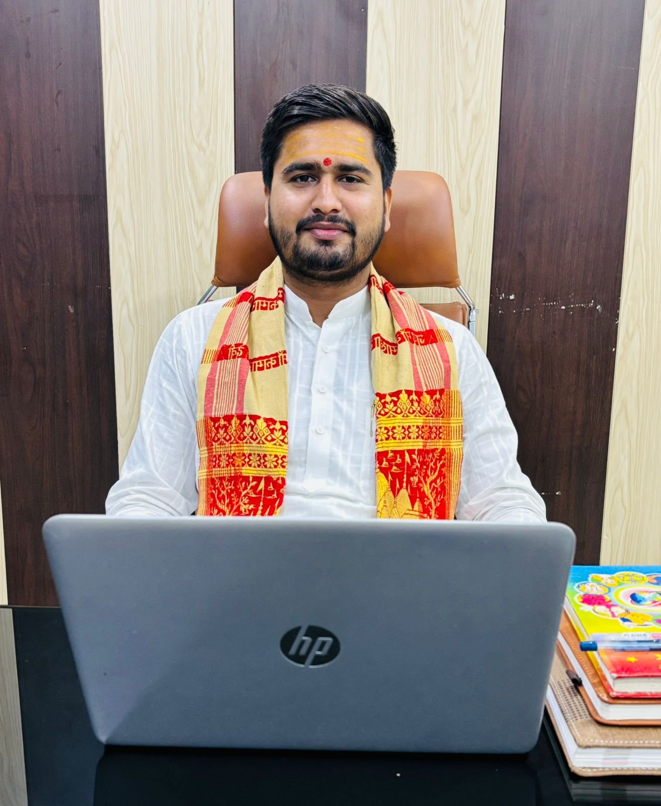 परिवार की समस्याओं का समाधान कर रहे हैं ज्योतिर्विद पंडित अजीत पाठक