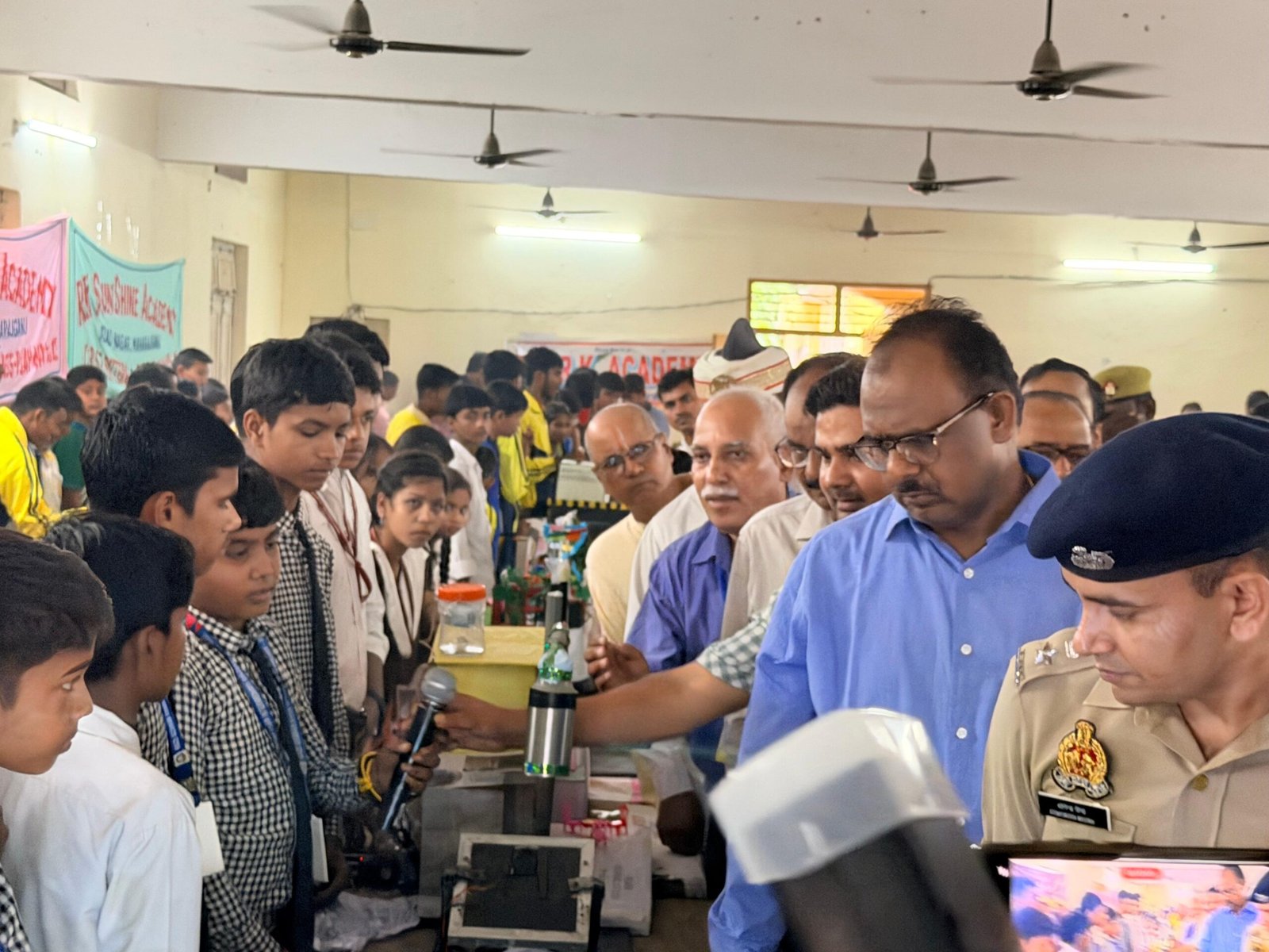 महराजगंज महोत्सव में चमकी बाल वैज्ञानिक की प्रतिभा, हाजी अजहर खान इंटर कॉलेज के छात्र ने किया नवाचार प्रदर्शन