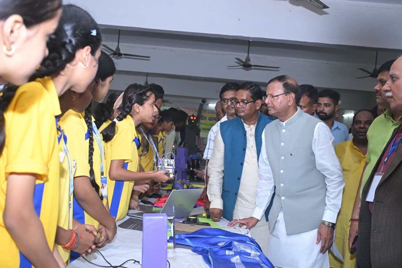 महराजगंज महोत्सव-2025 : बाल वैज्ञानिकों के नवाचारों ने मोहा मन, केंद्रीय मंत्री पंकज चौधरी ने की हौसला अफजाई