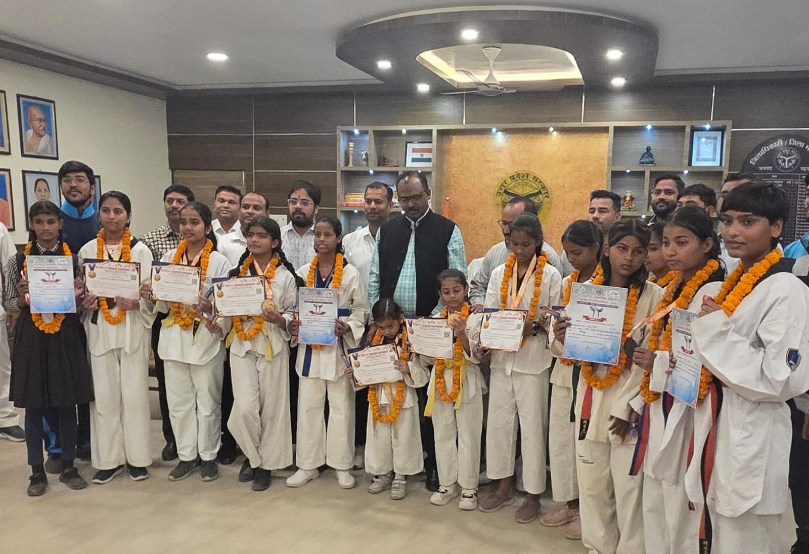 राज्यस्तरीय ताइक्वांडो प्रतियोगिता में उत्कृष्ट प्रदर्शन करने वाले खिलाड़ियों को जिलाधिकारी ने किया सम्मानित