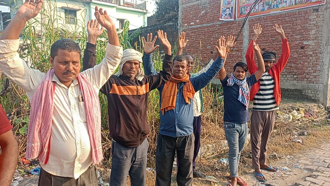 धरमौली टोला डुमरी में विकास की पोल खुली ,सफाई व्यवस्था ठप, हैंडपंप कूड़े में दबे; ग्रामीणों में आक्रोश