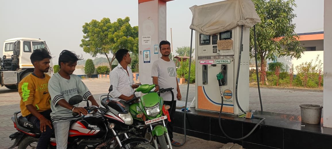 धरमौली इंडियन पेट्रोल पंप पर सुरक्षा नियम ताक पर, बिना हेलमेट मिल रहा पेट्रोल, जिम्मेदार चुप क्यों?