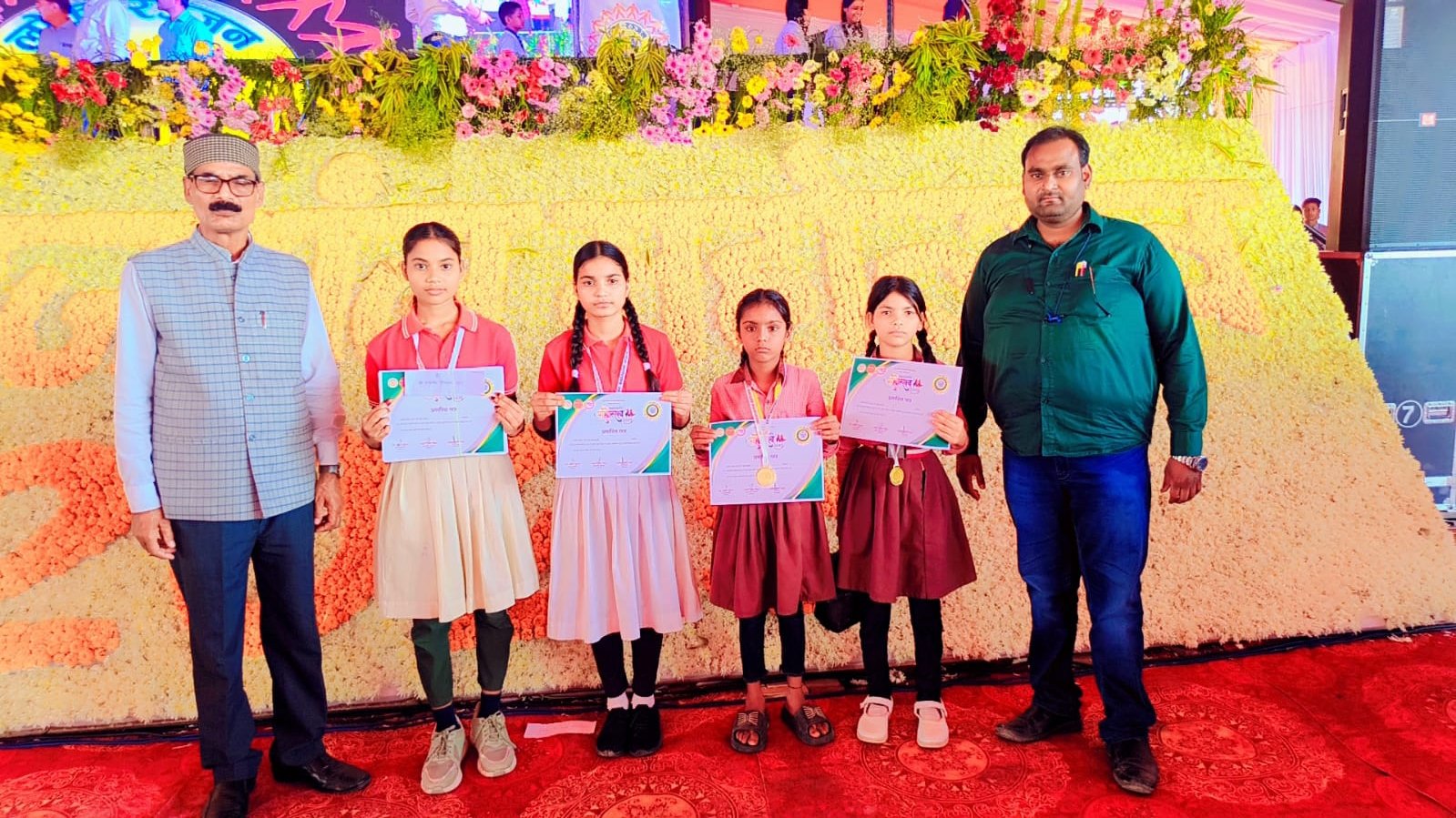 महराजगंज महोत्सव में पनियरा क्षेत्र के बच्चों ने संगीत और नृत्य से जीता दिल