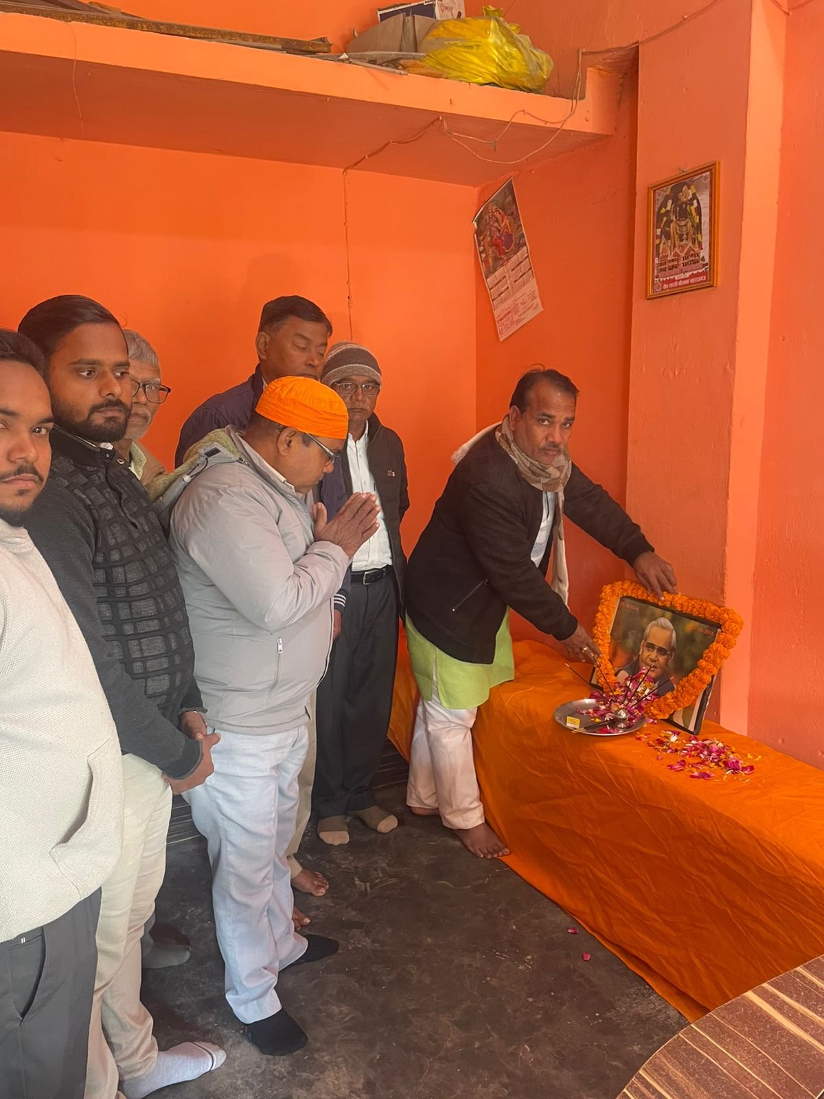 हिंदू युवा वाहिनी कार्यालय पर अटल जयंती समारोह, विचारों पर चलने का लिया संकल्प