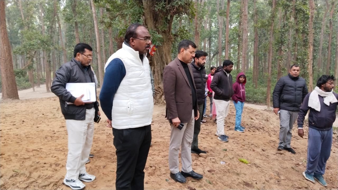 रामग्राम पर्यटन परियोजना में तेजी के निर्देश, डीएम ने किया स्थलीय निरीक्षण