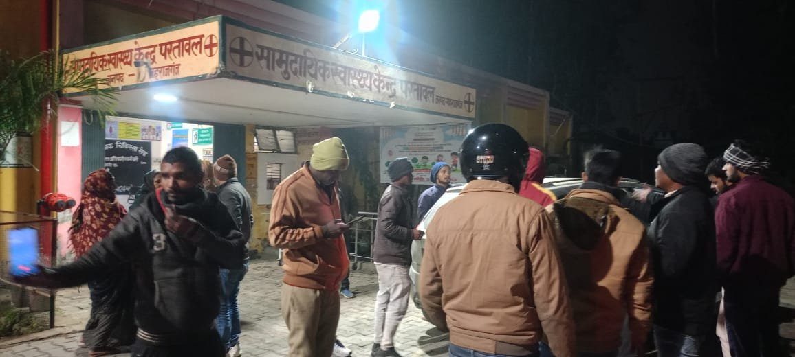 परतावल- पनियरा मार्ग पर तेज रफ्तार का कहर, बाइक सवार दो युवक घायल