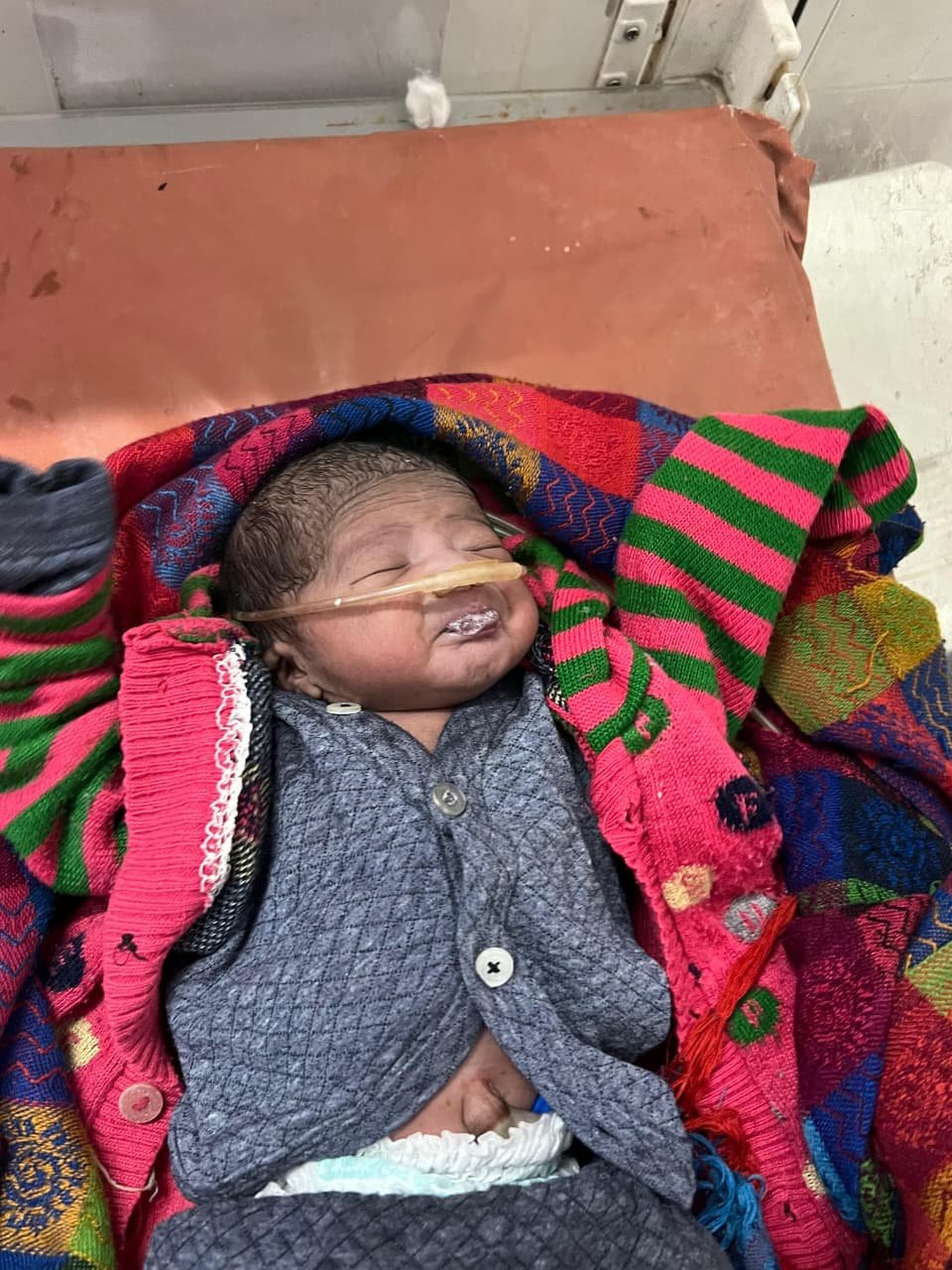 संवेदनहीनता पर भारी पड़ी इंसानियत, मंदिर के पास मिली नवजात को मिला जीवनदान