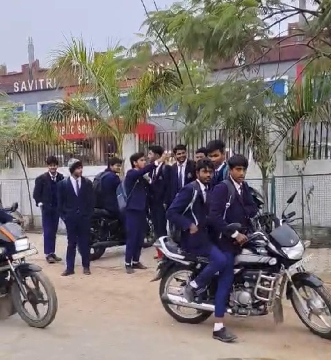 शीतलहर में शासनादेश की अनदेखी कर सावित्री पब्लिक स्कूल खुलने पर मचा बवाल