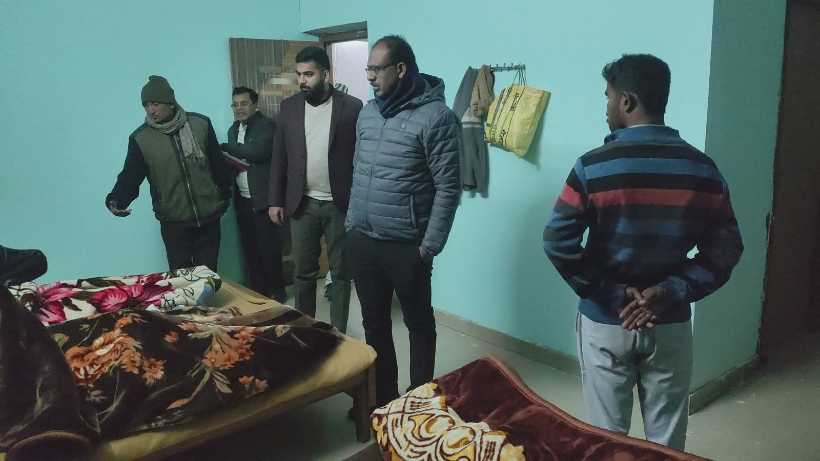 शीतलहर के बीच डीएम संतोष कुमार शर्मा ने लिया रैन बसेरों व अलाव व्यवस्था का जायजा