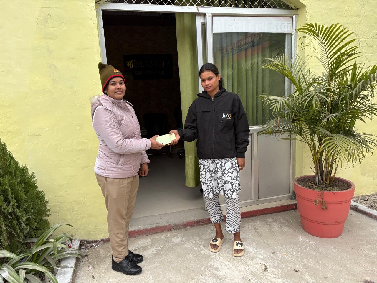 श्यामदेउरवा पुलिस ने दो गुम मोबाइल बरामद कर पीड़ितों को सौंपे