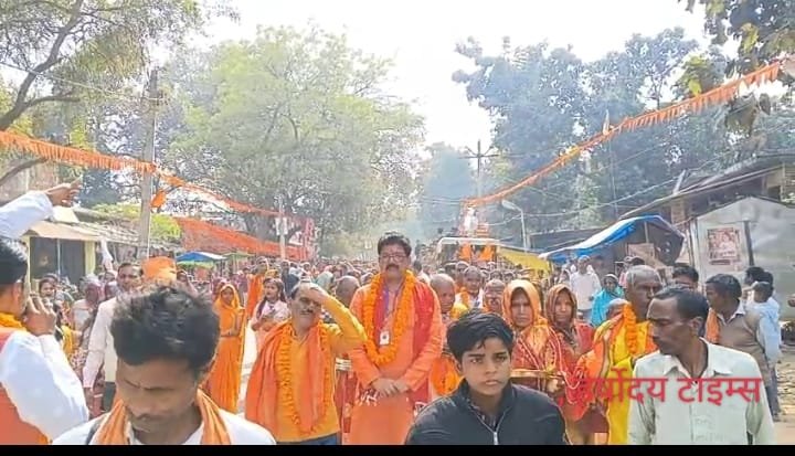 बैरिया में शतचंडी महायज्ञ के शुभारंभ पर निकली भव्य कलश यात्रा