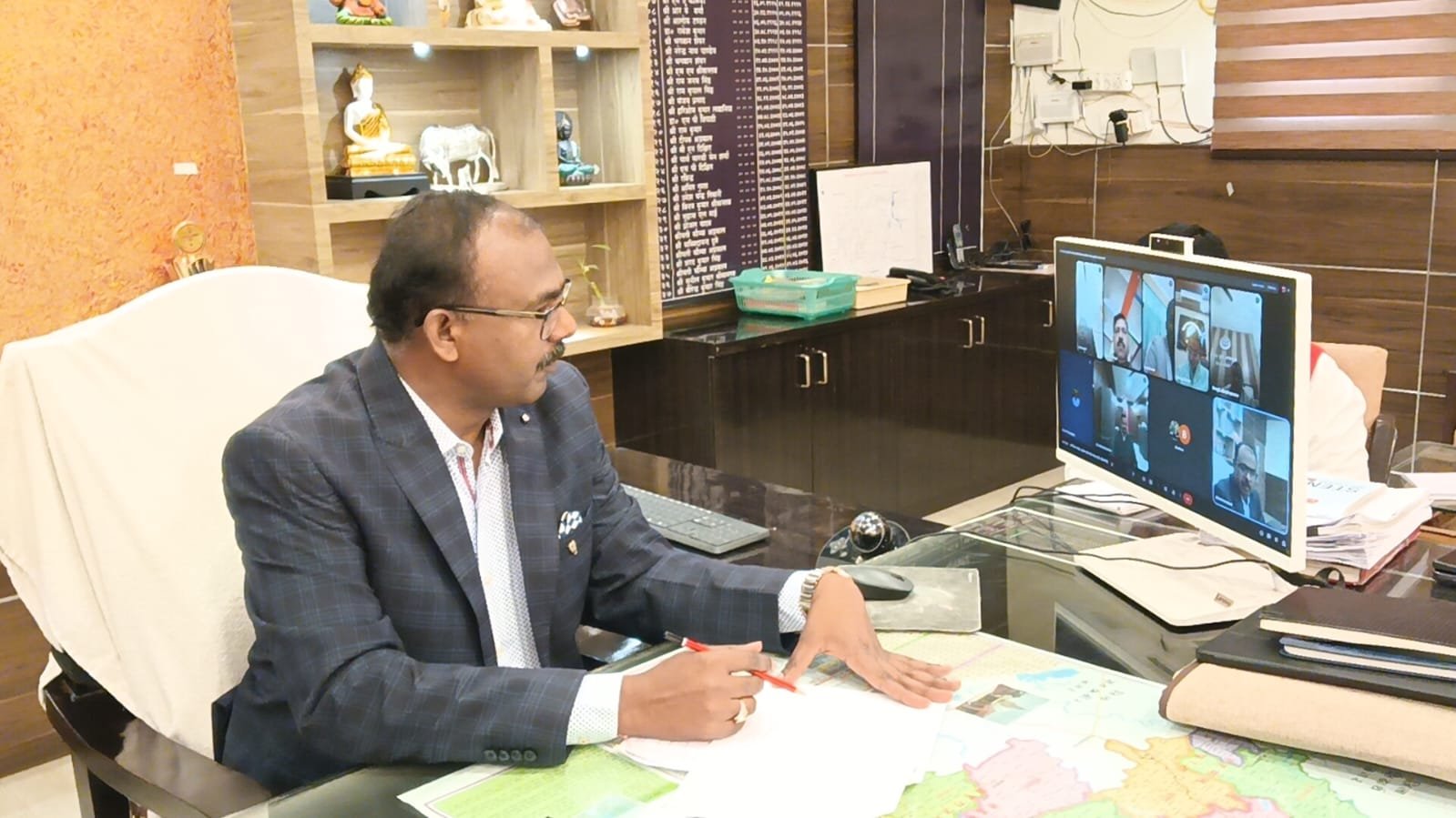 डीएम ने ऑनलाइन जांची अधिकारियों की उपस्थिति , कई अधिकारी मिले नदारद