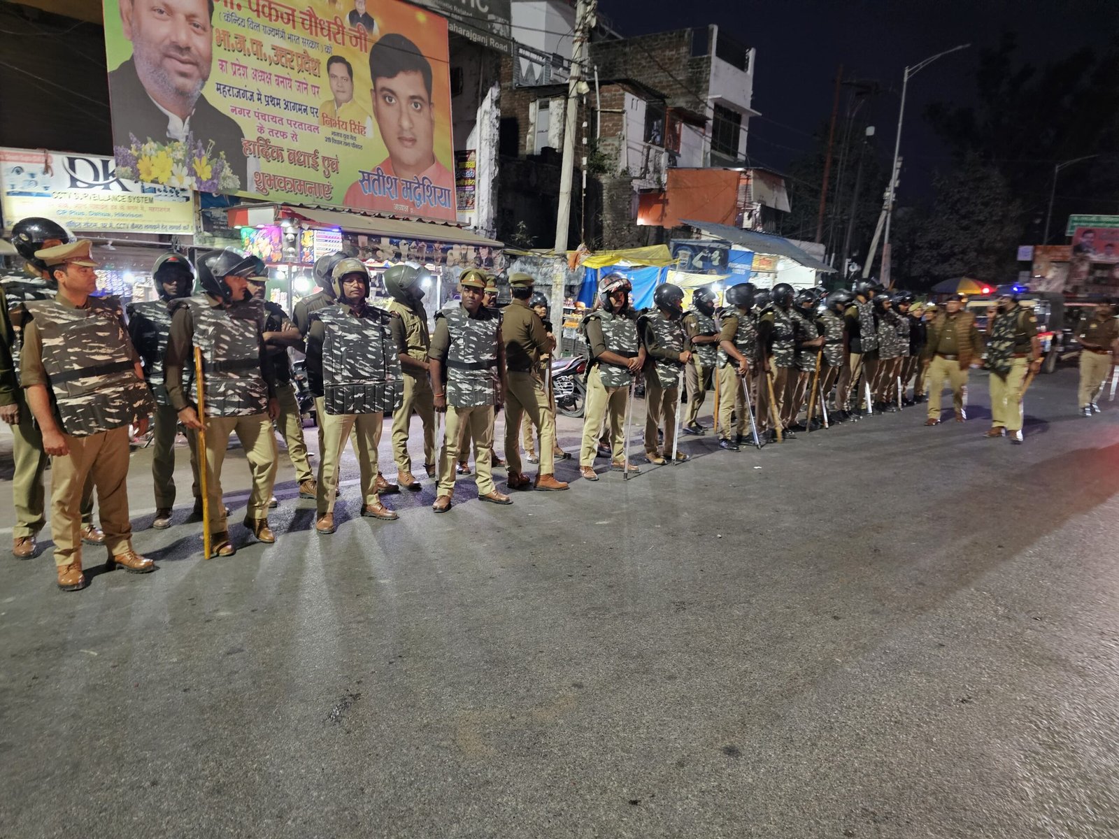 आगामी त्योहारों को लेकर परतावल में पुलिस का फ्लैग मार्च