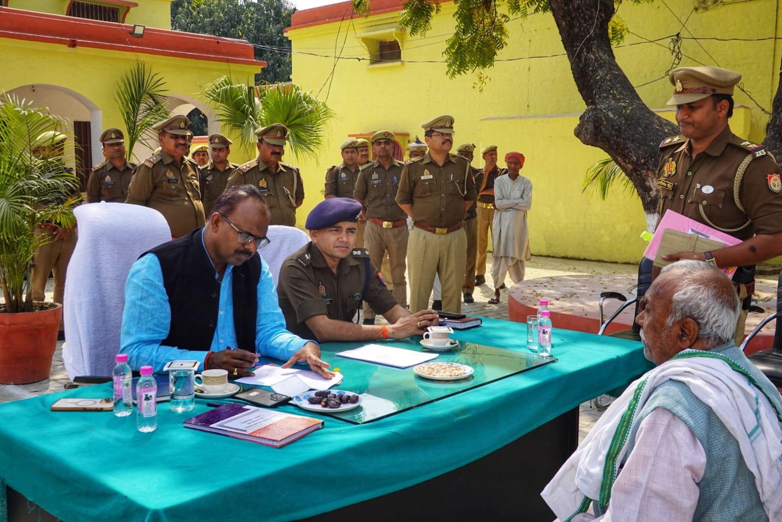 समाधान दिवस में डीएम–एसपी ने सुनीं जन शिकायतें, त्वरित निस्तारण के दिए निर्देश