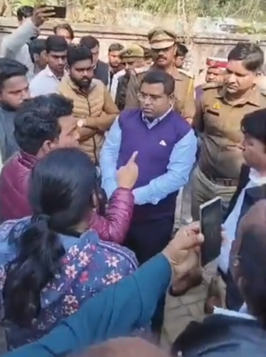 बस्ती में सब इंस्पेक्टर की मौत पर बवाल: ADM झांसी व उनकी PCS पत्नी धरने पर बैठे