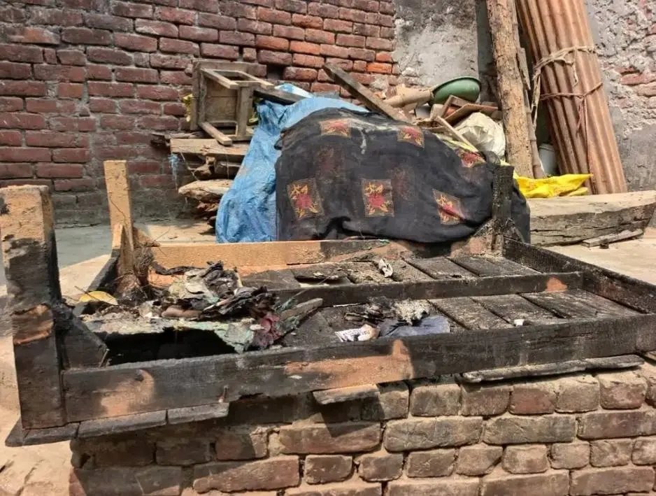 दिये की लौ से घर में लगी आग, दो मासूम झुलसीं