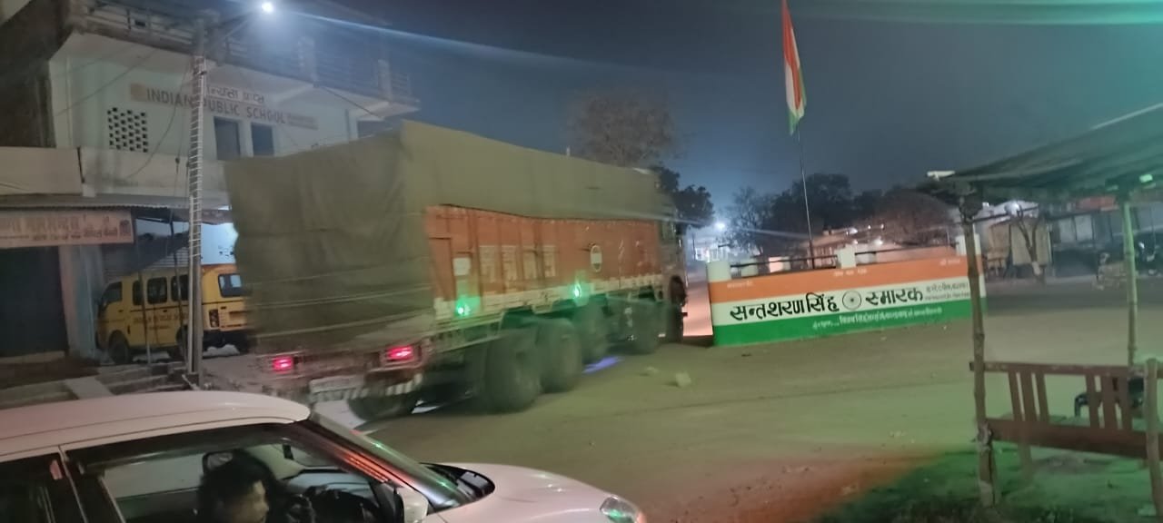 बागापार में पुलिस और वन विभाग की संयुक्त टीम ने अवैध शीशम की लकड़ी से भरा ट्रक पकड़ा