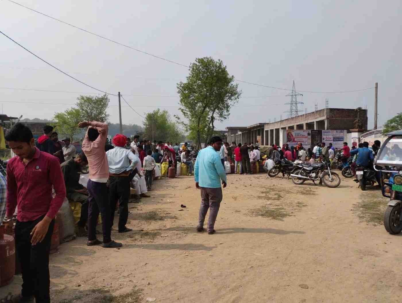 अफवाह से बढ़ी गैस की मांग, एजेंसियों पर सुबह से उमड़ी भीड़