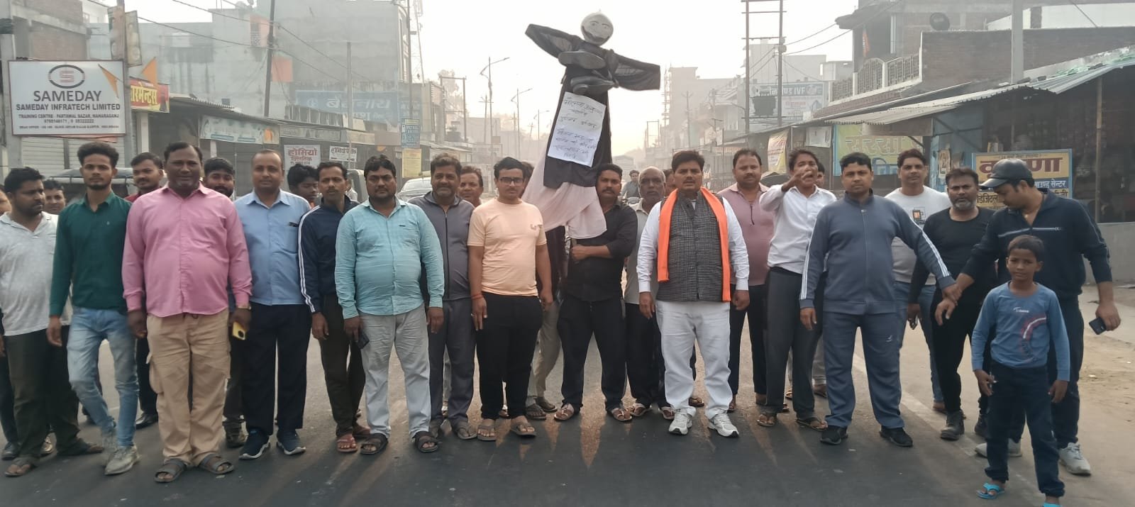 परतावल में बजरंग शाखा कार्यकर्ताओं का प्रदर्शन, अब्दुल्ला सलीम का पुतला फूंका