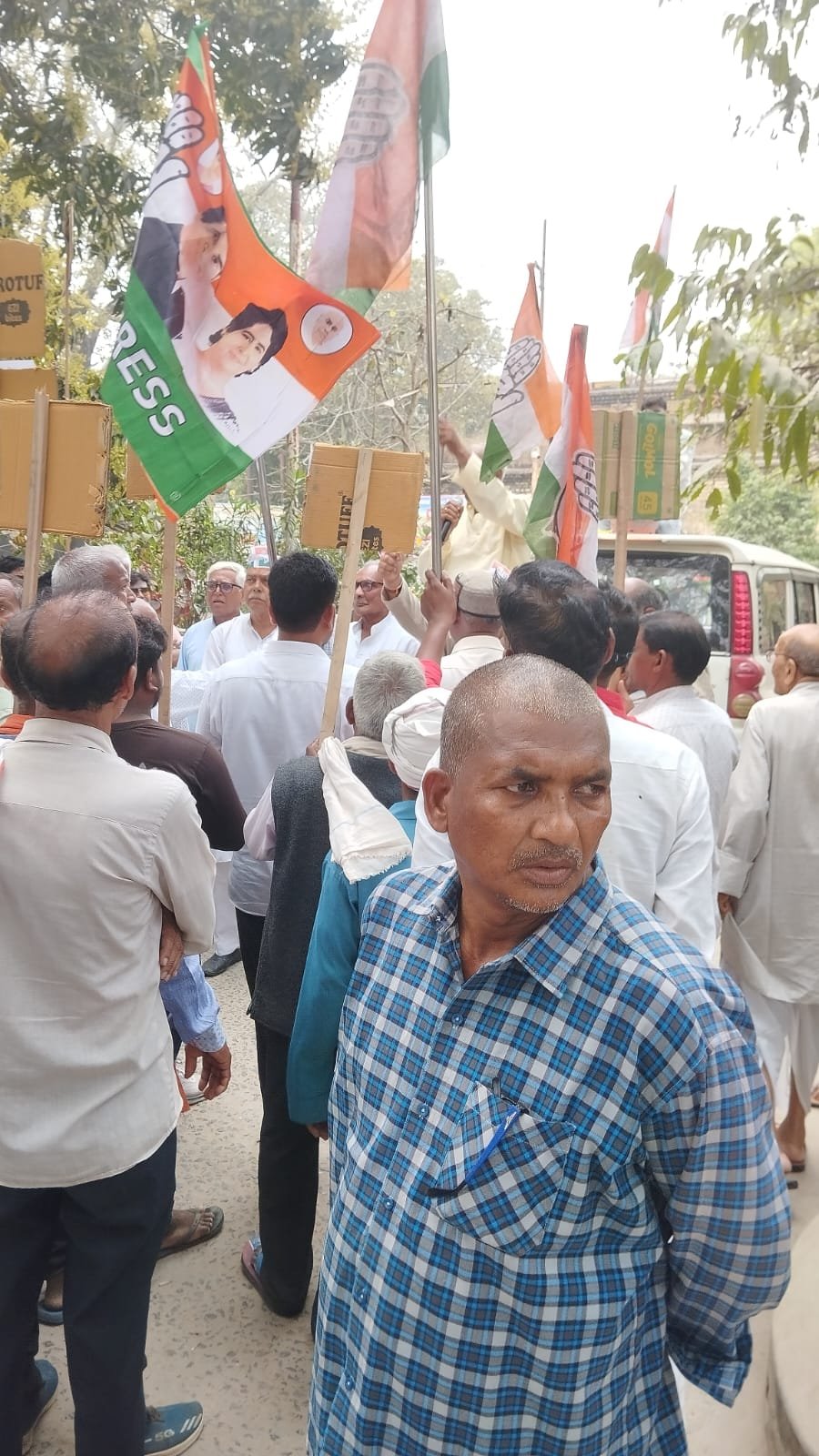 गैस किल्लत को लेकर कांग्रेसियों ने निकाली रैली, जिला अध्यक्ष विजय सिंह ने सरकार पर साधा निशाना