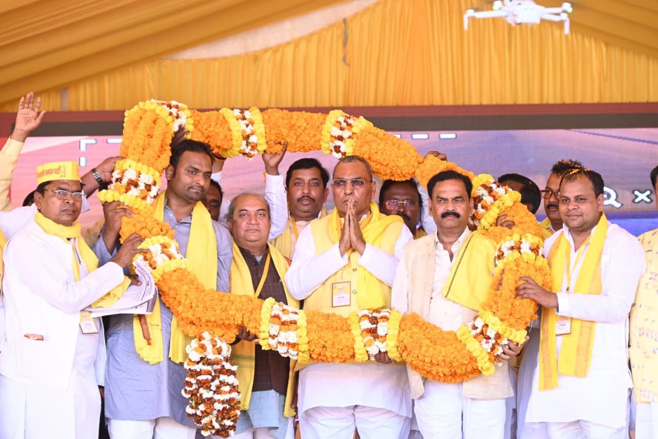 ओमप्रकाश राजभर की महारैली में दिखा विरोध का स्वर, युवक ने दिखाया काला झंडा; समर्थकों ने की पिटाई, पुलिस ने लिया हिरासत में