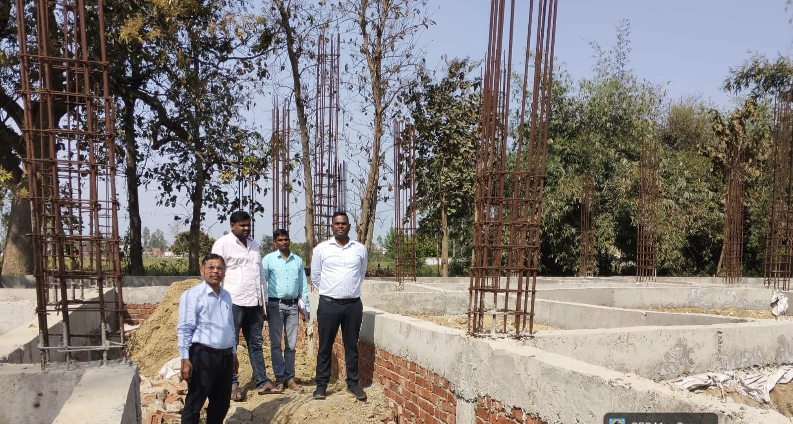 सेमरा चंदौली में निर्माणाधीन बरात घर निर्माण पर उठे सवाल, जांच टीम ने किया निरीक्षण