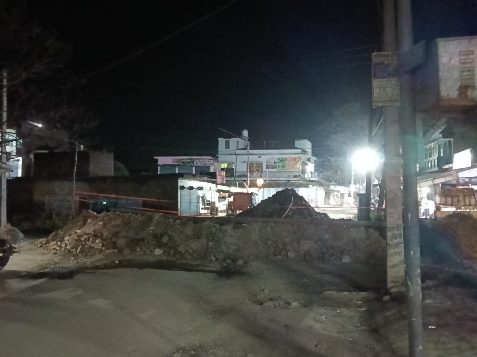 बिना डायवर्जन तोड़ी गई पुलिया, राहगीरों की बढ़ी परेशानी