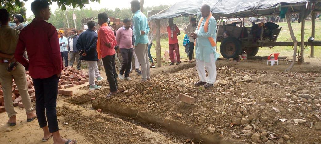 कोर्ट में मामला विचाराधीन, फिर भी शिव मंदिर के सामने जबरन निर्माण