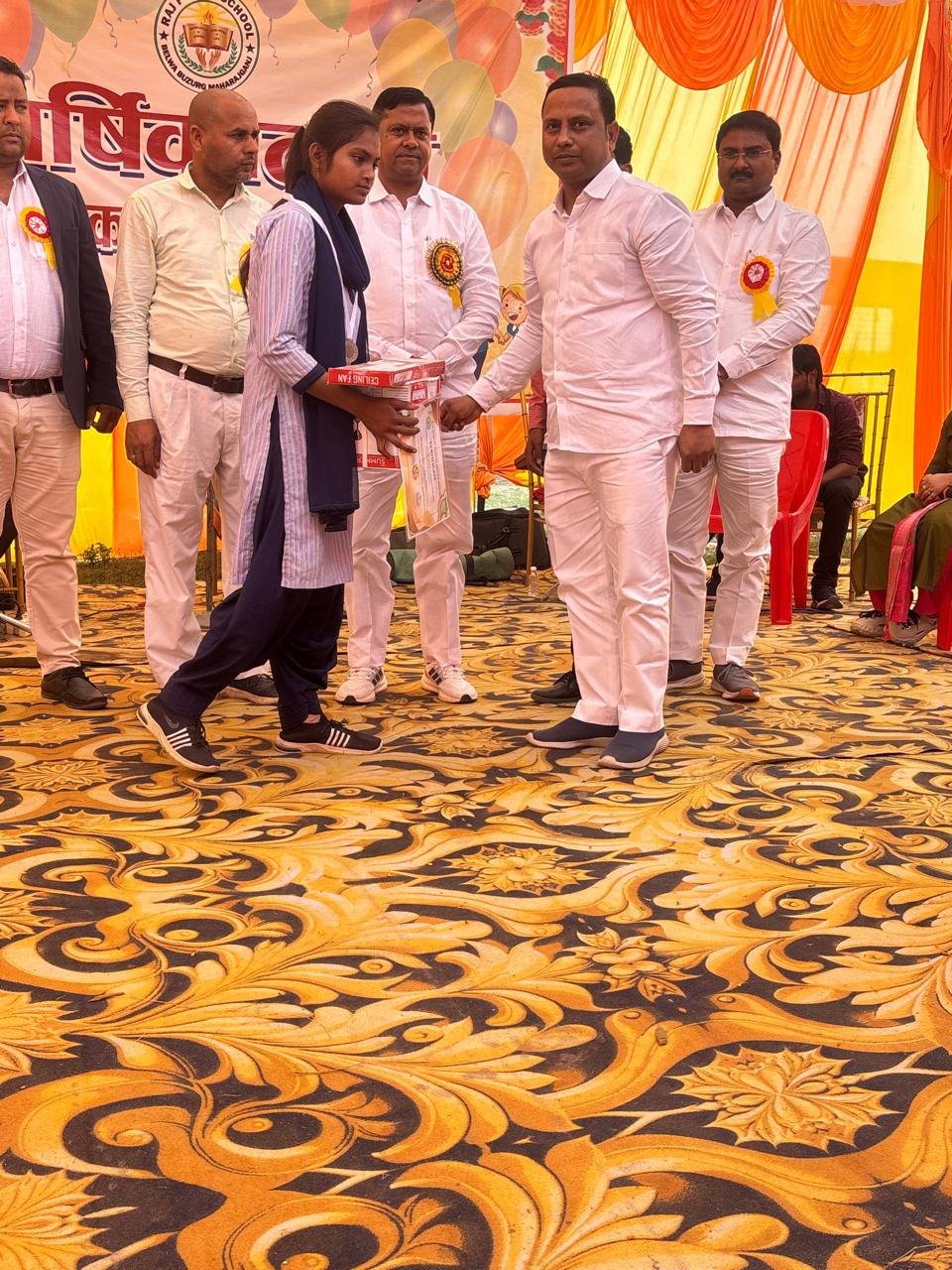 राज पब्लिक स्कूल बेलवा बुजुर्ग में धूमधाम से मनाया गया वार्षिकोत्सव