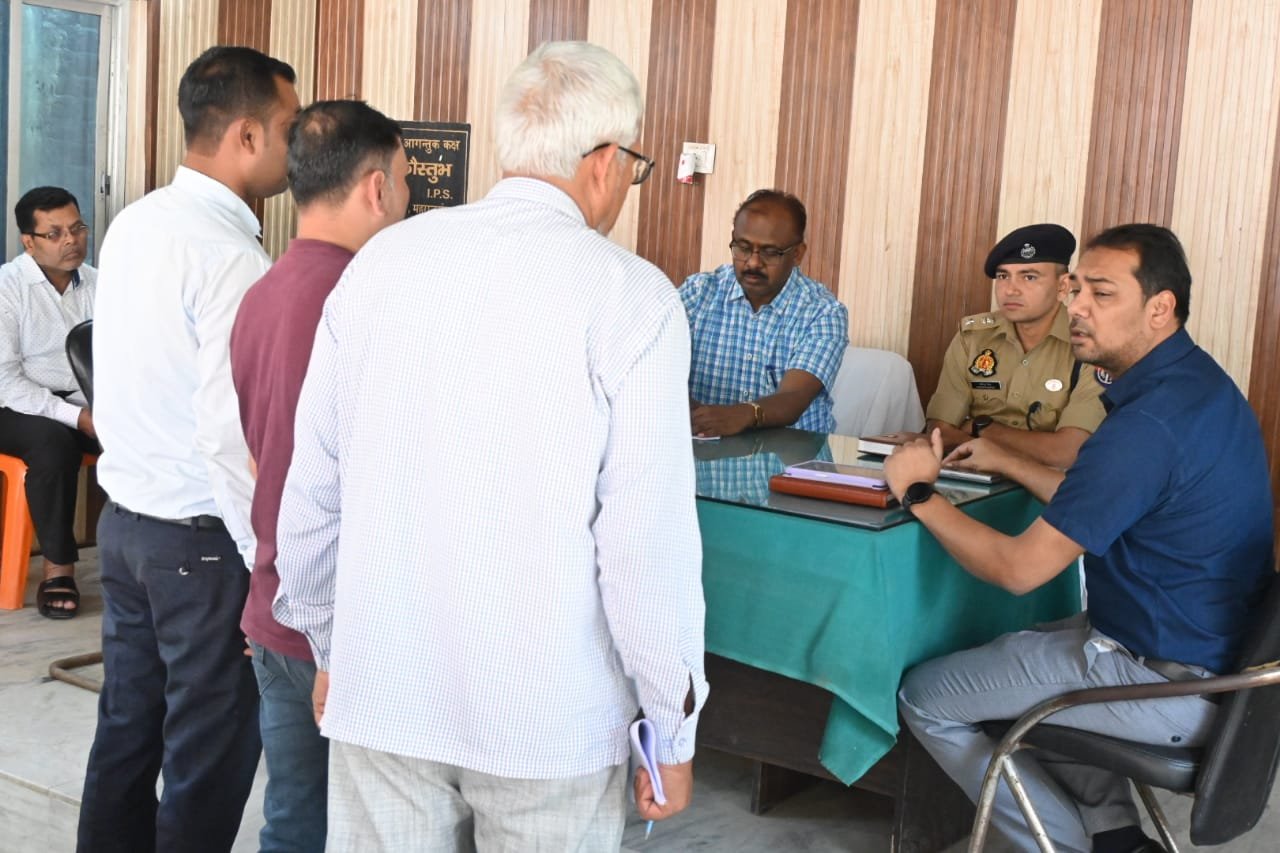थाना समाधान दिवस में डीएम-एसपी ने सुनीं जन समस्याएं, समयबद्ध निस्तारण के दिए निर्देश