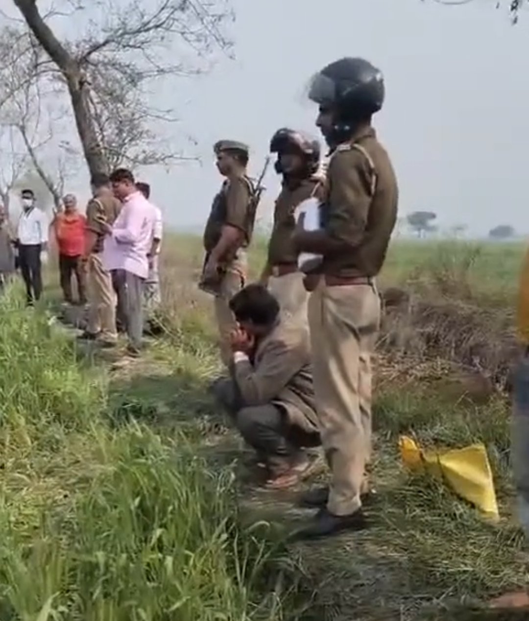 बरवा खुर्द-बल्लो सिवान में पेड़ से लटका मिला युवक का शव, इलाके में सनसनी