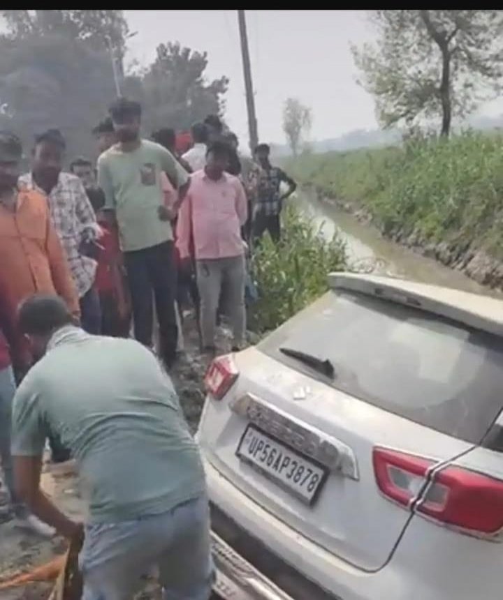 पनियरा में भीषण सड़क हादसा: बुलेट को टक्कर मार नहर में पलटी कार,दो घायल गोरखपुर रेफर