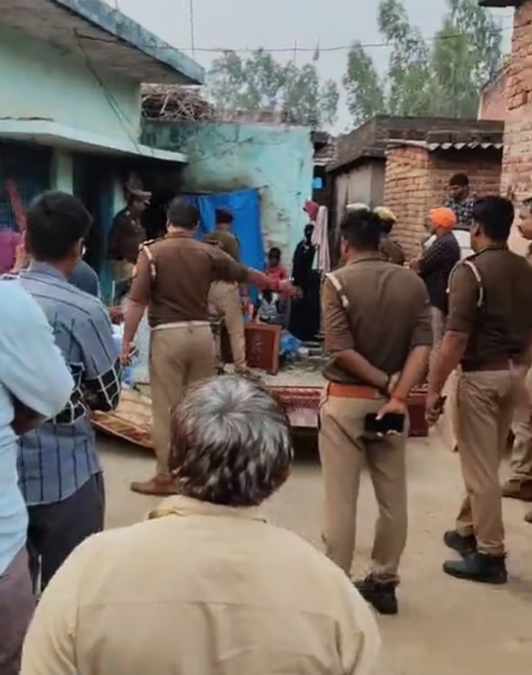 महराजगंज में सनसनीखेज वारदात: पत्नी की कुल्हाड़ी से गला काटकर हत्या, आरोपी पति फरार