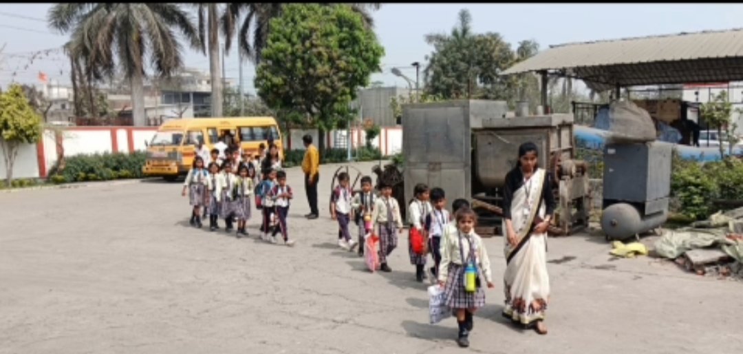 जी.डी. नेशनल स्कूल के छात्रों ने गीडा गोरखपुर में किया औद्योगिक भ्रमण
