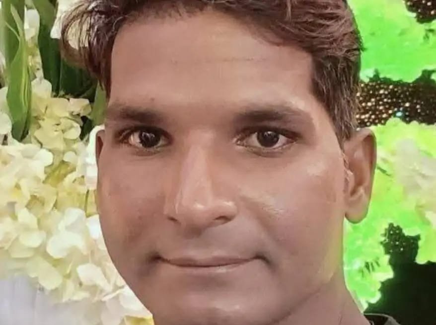 महुआ के पेड़ से लटका मिला युवक का शव, इलाके में सनसनी