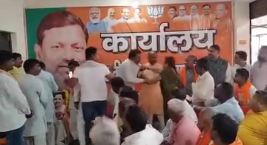 भाजपा कार्यालय में महिला का हंगामा, पैसे के विवाद में पदाधिकारी को जड़ा थप्पड़