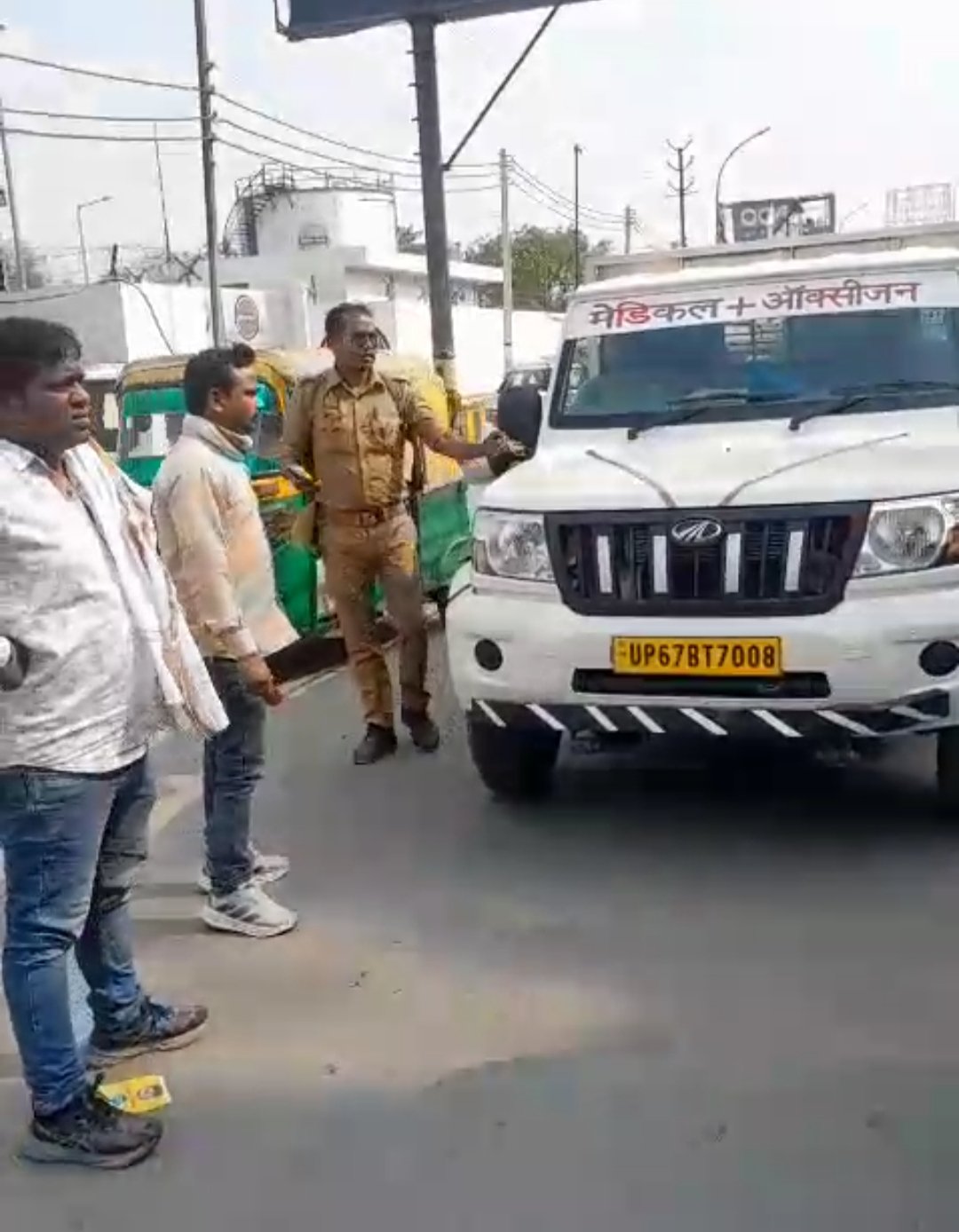 मेडिकल ऑक्सीजन लिखी गाड़ी ने डिजायर को मारी टक्कर, स्कूटी सवार बाल-बाल बचे