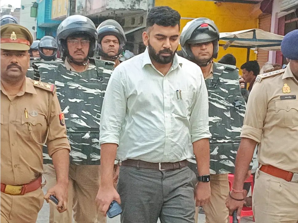 त्योहारों के मद्देनजर सिसवा में पुलिस का पैदल मार्च, सीओ-एसडीएम ने दिलाया सुरक्षा का भरोसा